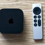 Hộp giải mã tín hiệu Apple TV 4K và điều khiển từ xa, minh họa cho việc kết nối iPhone với TV qua AirPlay