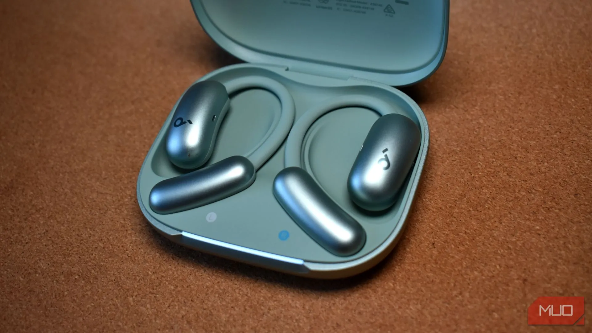 Hộp sạc và tai nghe Soundcore AeroFit 2