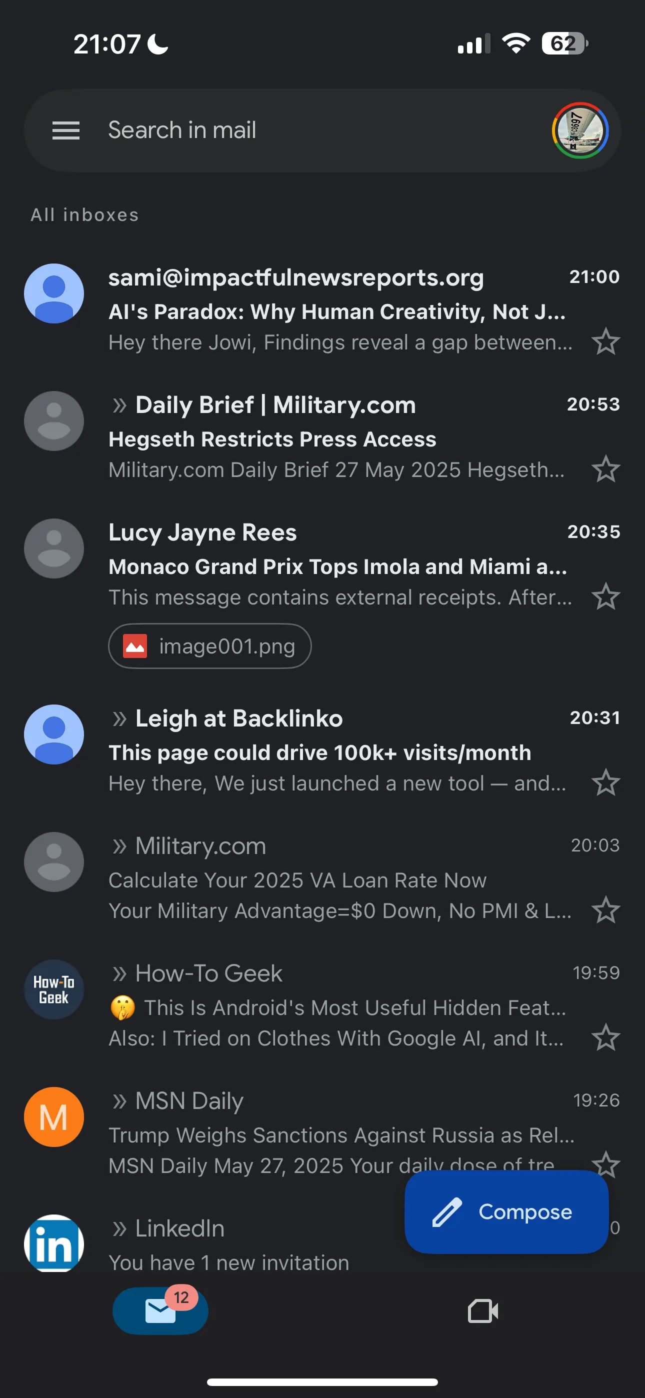 Hộp thư đến ứng dụng Gmail trên điện thoại, các tài khoản email được tách biệt rõ ràng giúp dễ quản lý.