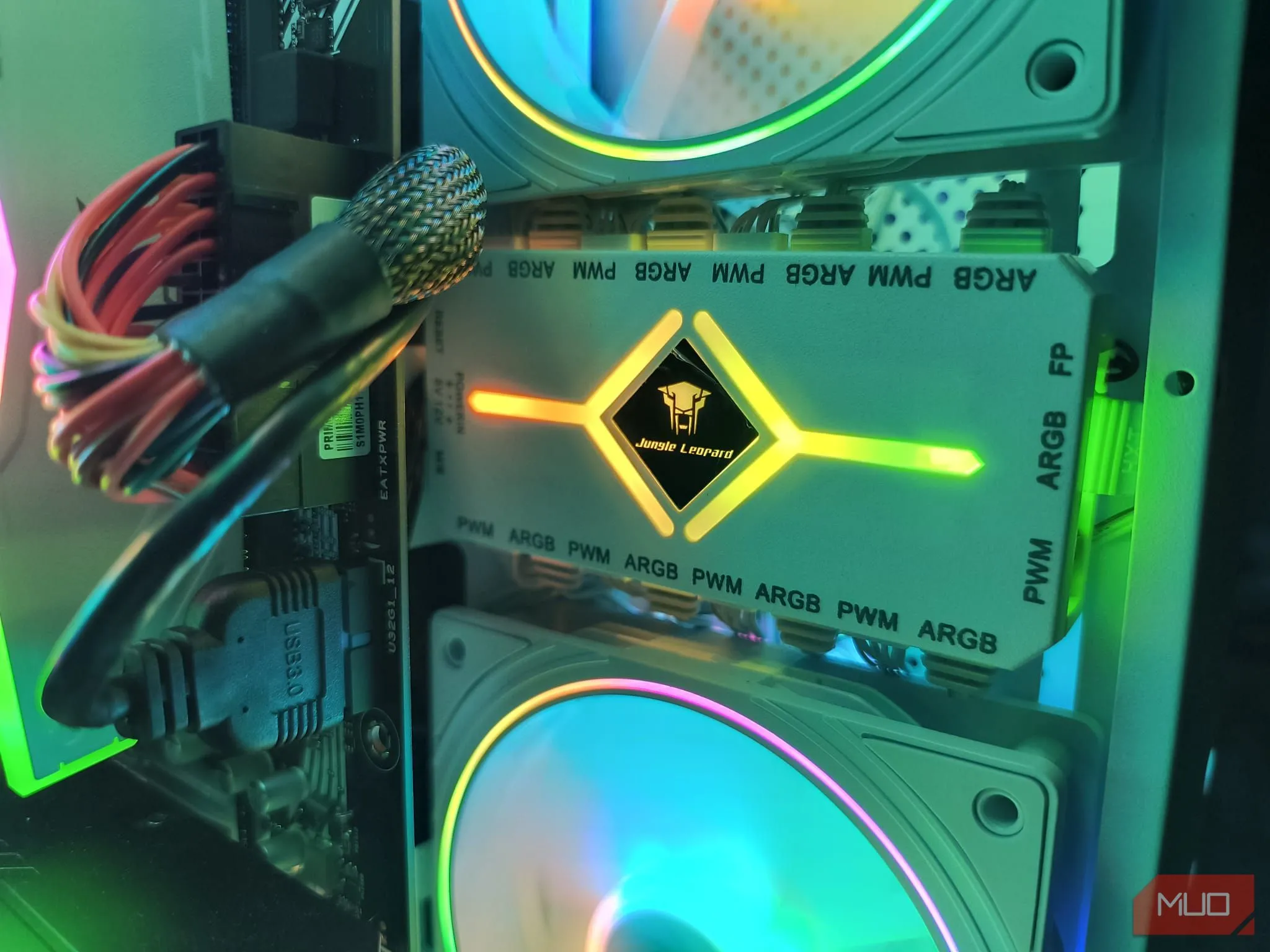 Hub điều khiển quạt và RGB gọn gàng bên trong PC tùy chỉnh, tối ưu quản lý cáp