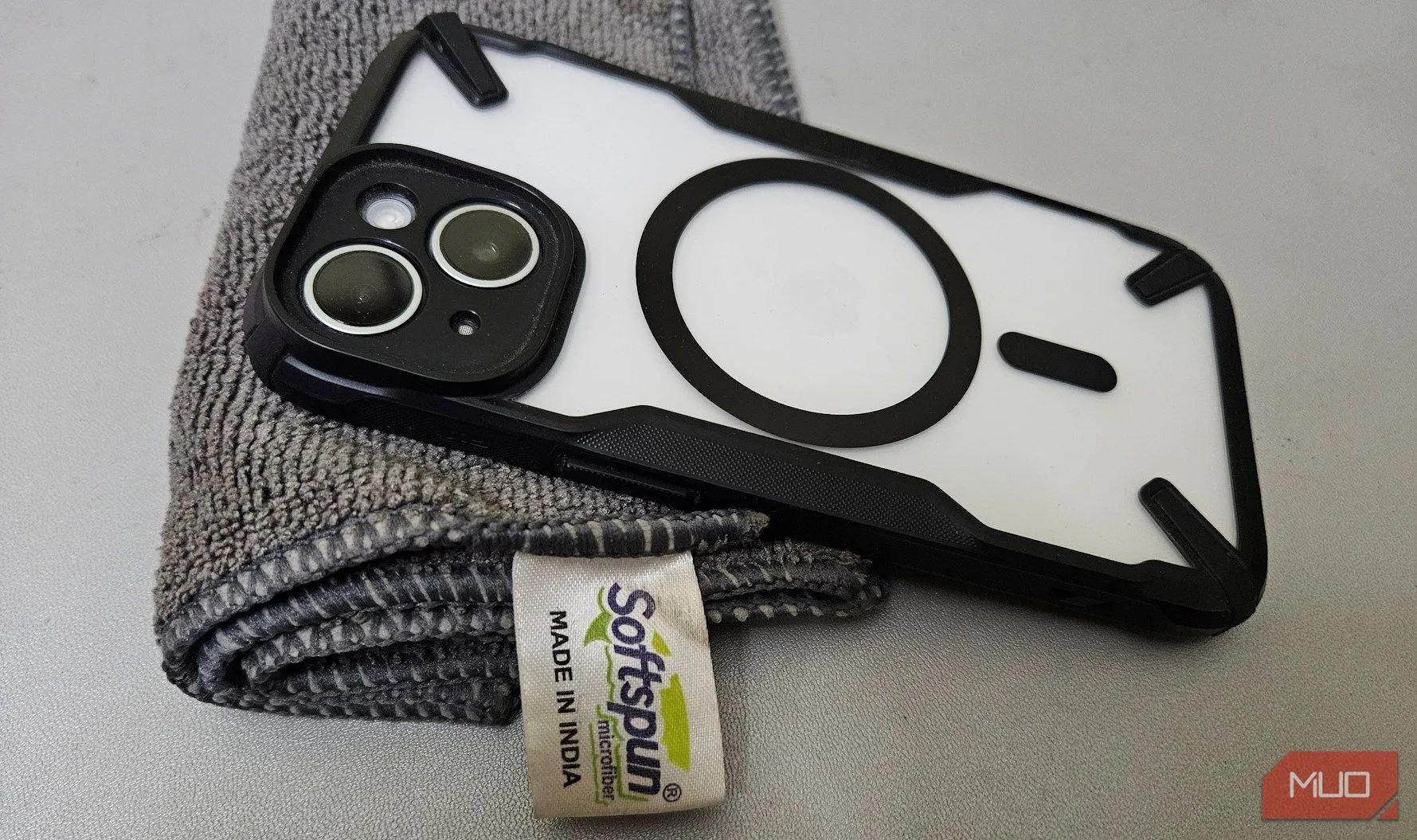 Hướng dẫn cách làm sạch ống kính camera điện thoại bằng khăn microfiber