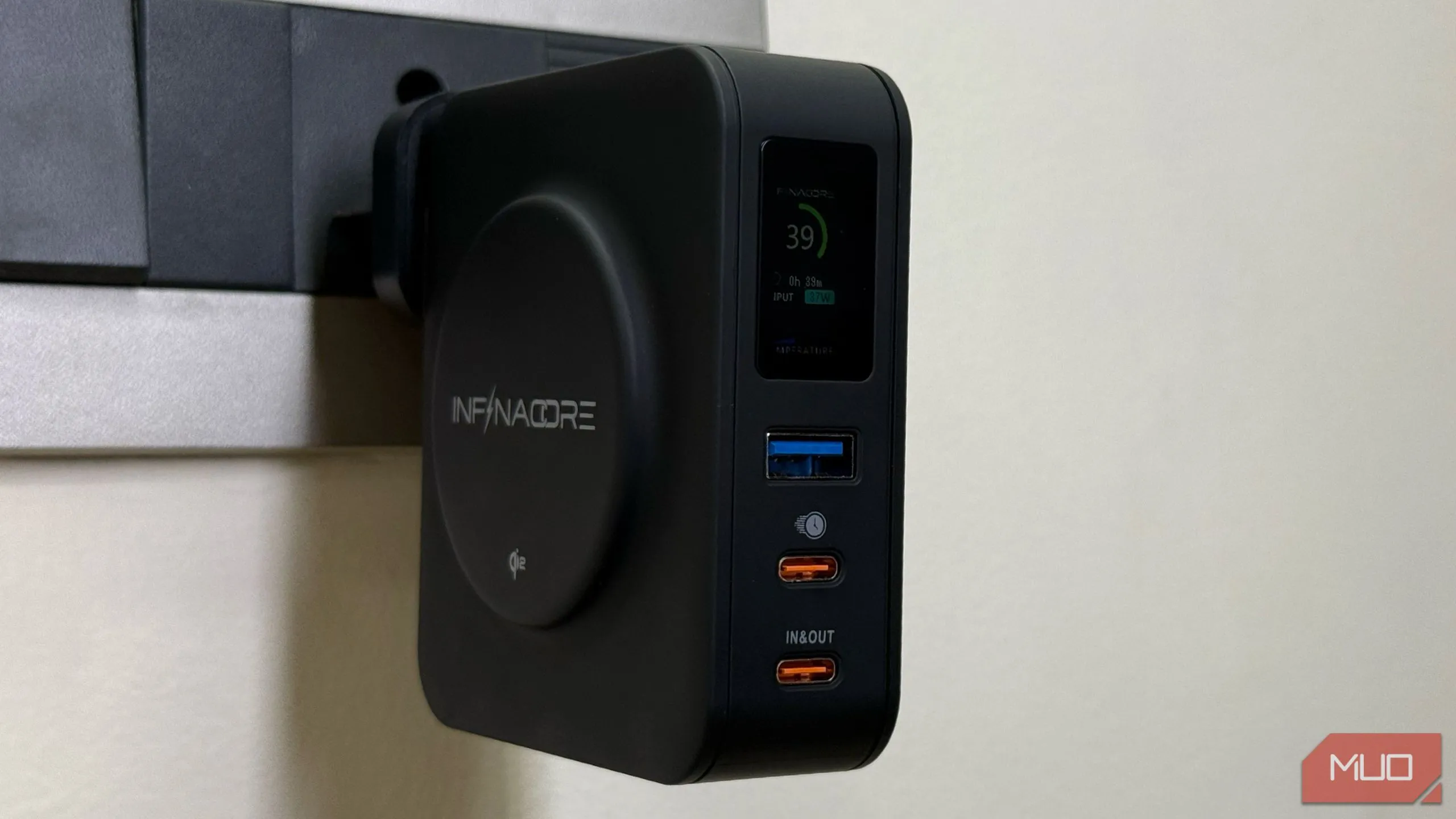 InfinaCore P3 Pro đang cắm sạc trực tiếp vào ổ điện tường, hiển thị thông số trên màn hình LCD