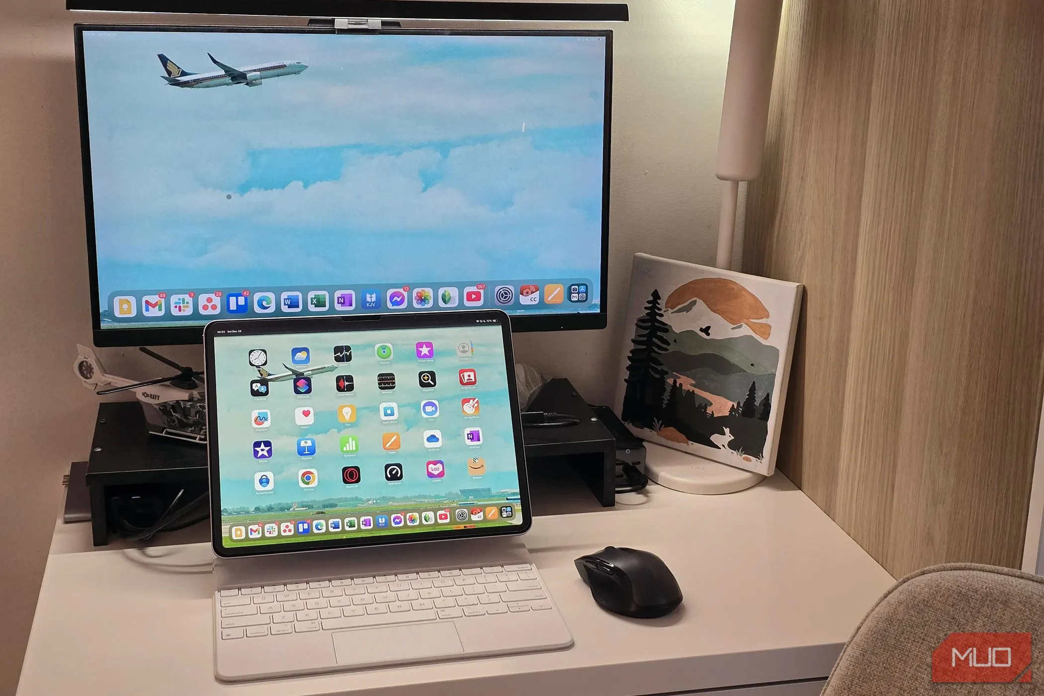 iPad Air kết nối với màn hình ngoài, chuột và bàn phím qua USB Hub để tăng năng suất làm việc