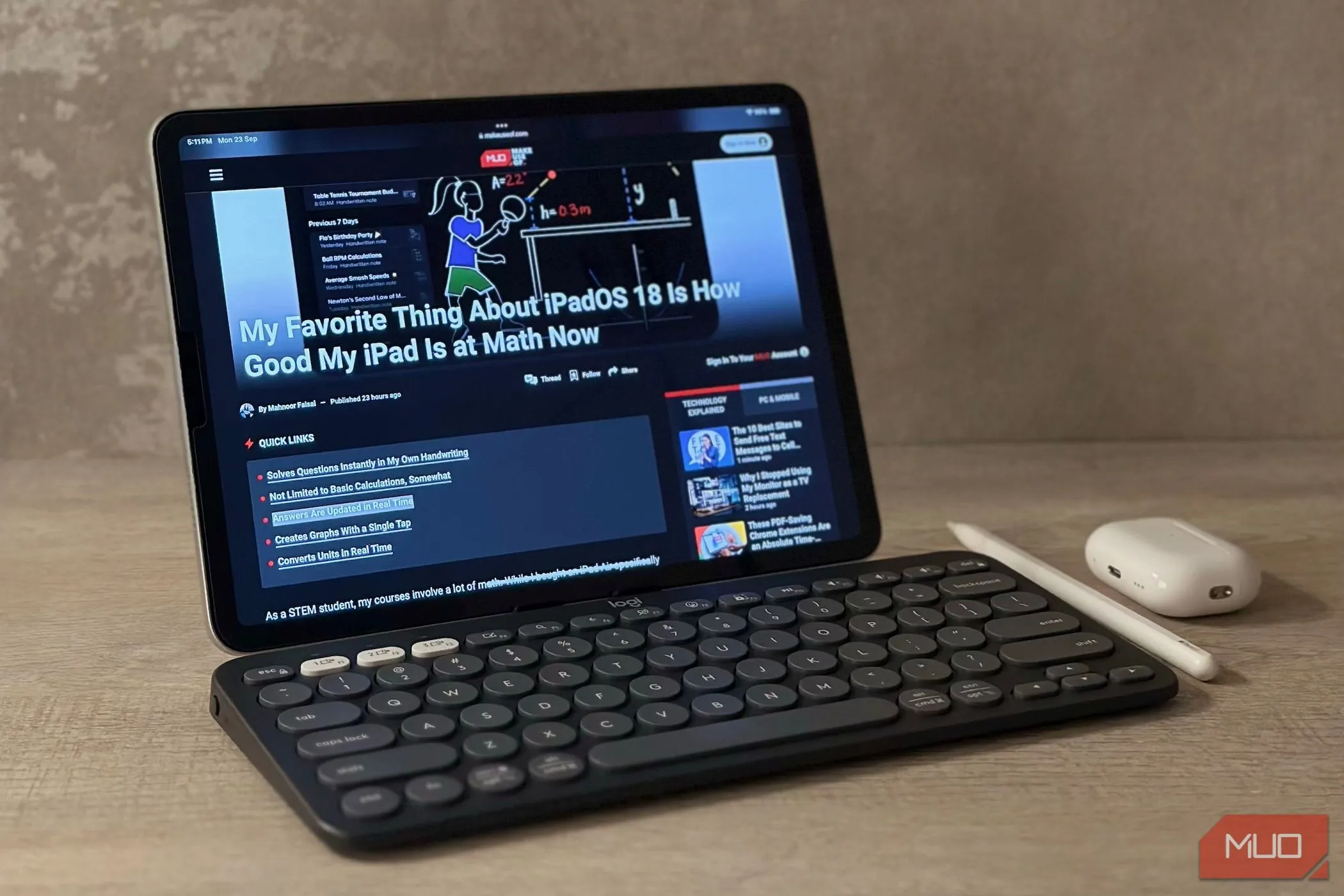 iPad cùng Apple Pencil, bàn phím Logitech Pebble Keys 2 và AirPods trên bàn làm việc