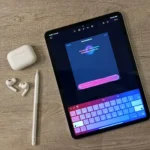 iPad hiển thị tính năng Genmoji kèm tai nghe AirPods và bút Apple Pencil, minh họa các phụ kiện Apple được ưu đãi.