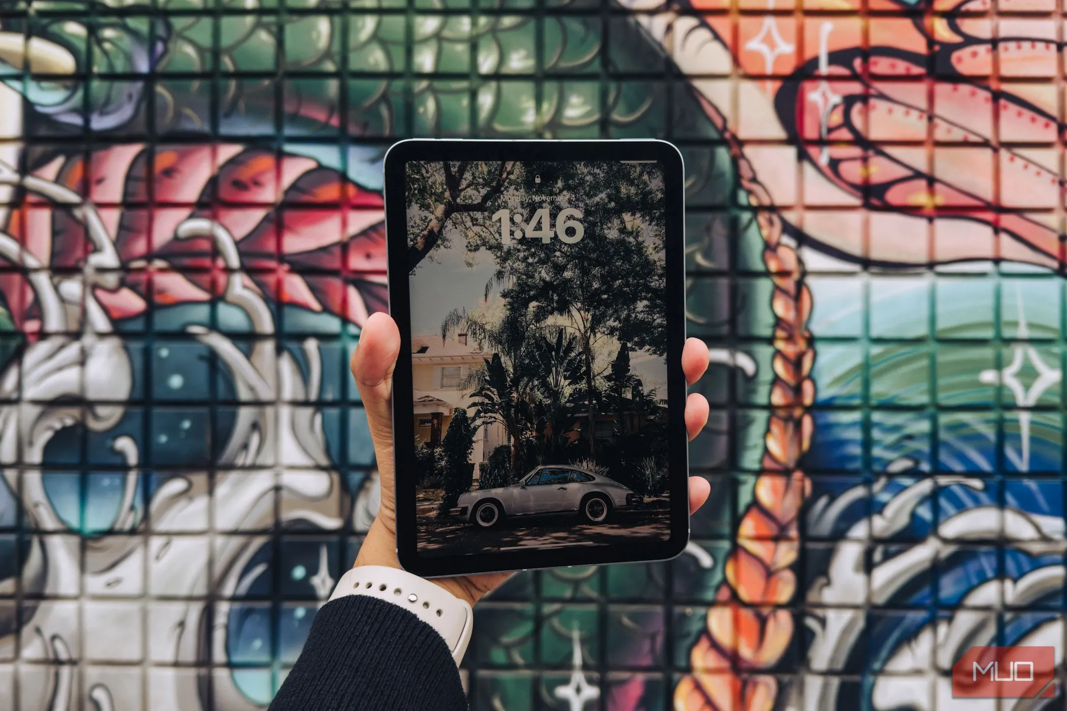 iPad Mini A17 Pro cầm trên tay, nhấn mạnh thiết kế nhỏ gọn và dễ sử dụng một tay