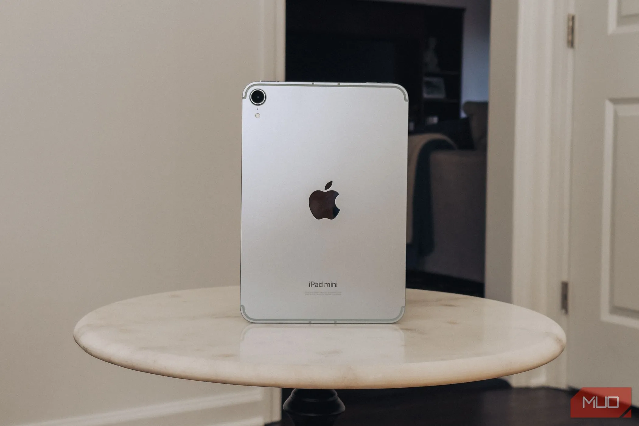 iPad Mini A17 Pro đang sạc trên bàn đá cẩm thạch, minh họa thời lượng pin và tốc độ sạc