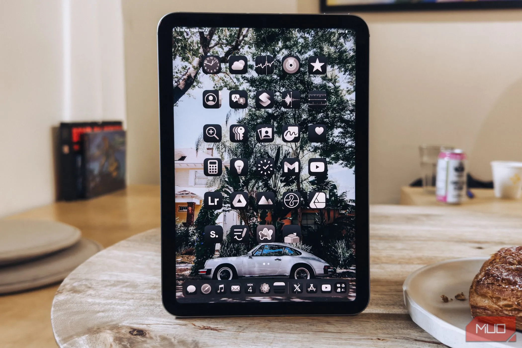 iPad Mini A17 Pro đặt theo chiều dọc trên bàn, minh họa kích thước màn hình 8.3 inch