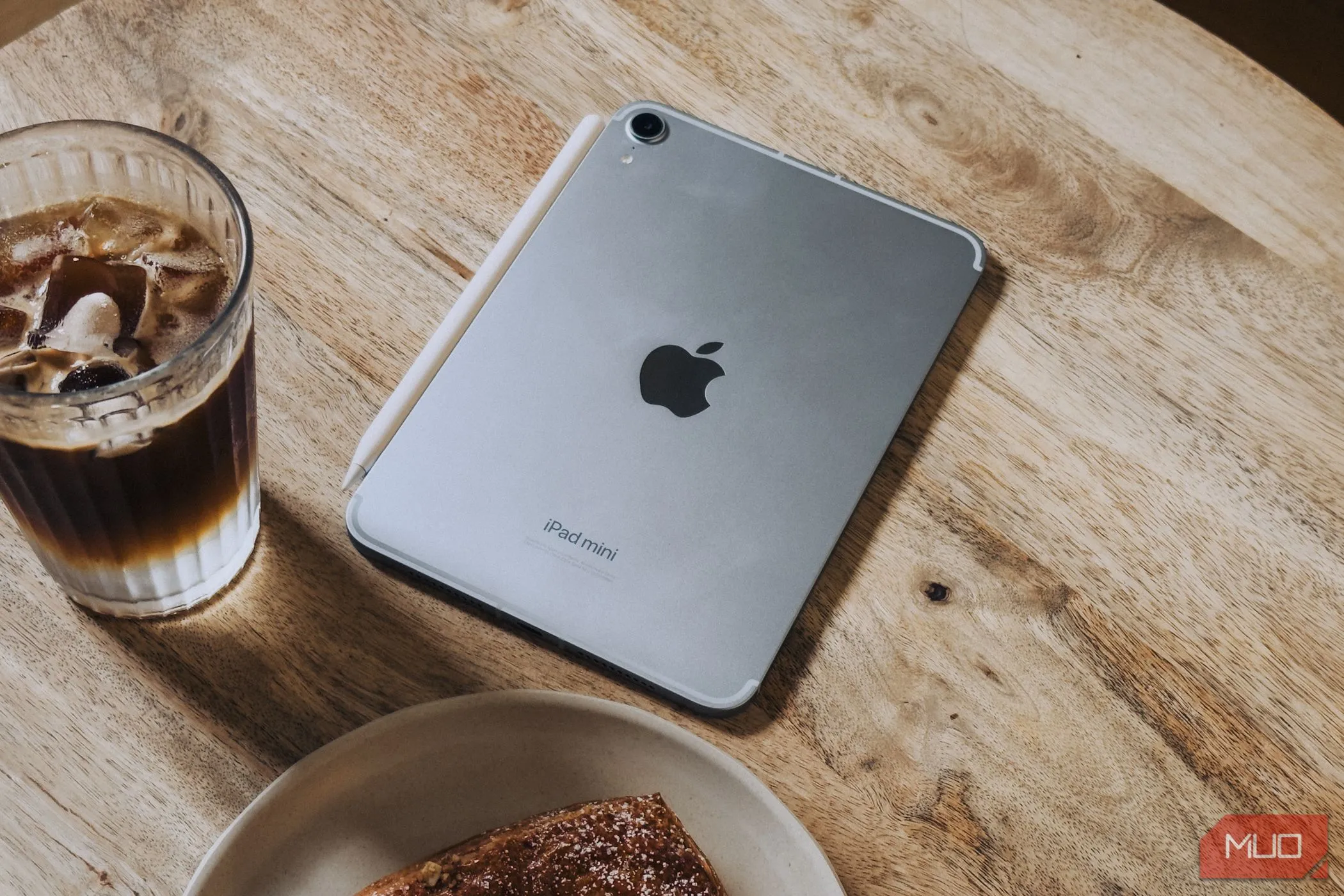 iPad Mini A17 Pro đặt trên bàn cà phê, minh họa tính di động và sử dụng hàng ngày