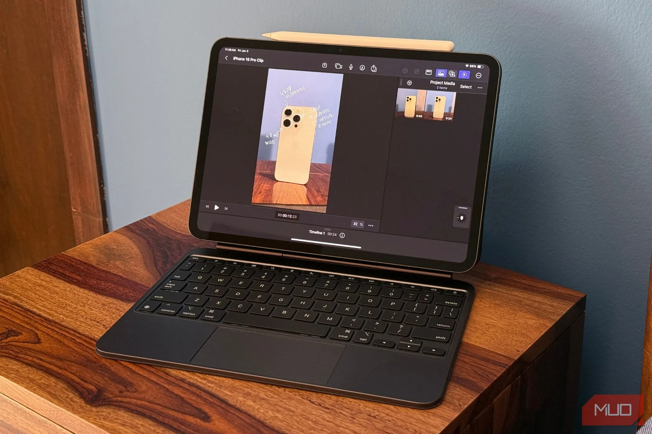 iPad Pro cùng Magic Keyboard chạy ứng dụng Final Cut Pro, minh họa chi phí sở hữu cao của thiết bị Apple