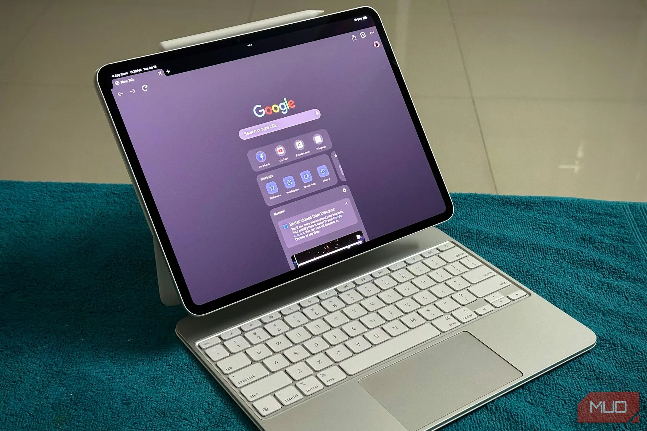 iPad Pro sử dụng Magic Keyboard với trình duyệt Google Chrome