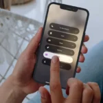 iPhone 12 Pro hiển thị các chế độ Tập trung (Focus Mode) trong tay một phụ nữ, minh họa tính năng giúp tăng cường sự tập trung khi làm việc.