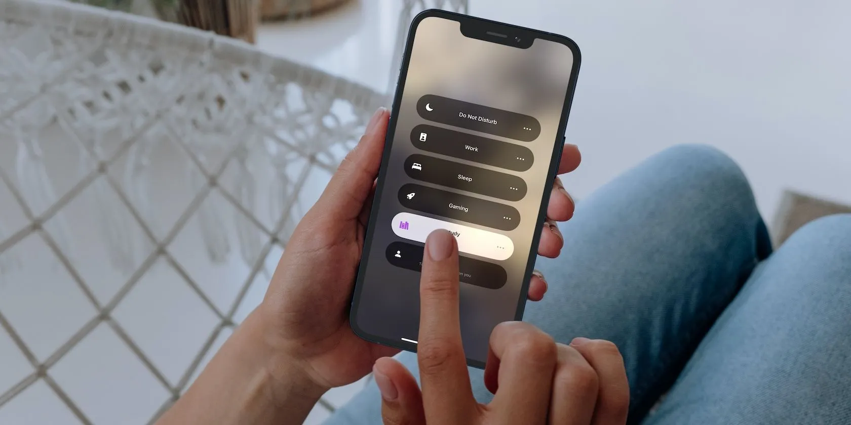 iPhone 12 Pro hiển thị các chế độ Tập trung (Focus Mode) trong tay một phụ nữ, minh họa tính năng giúp tăng cường sự tập trung khi làm việc.