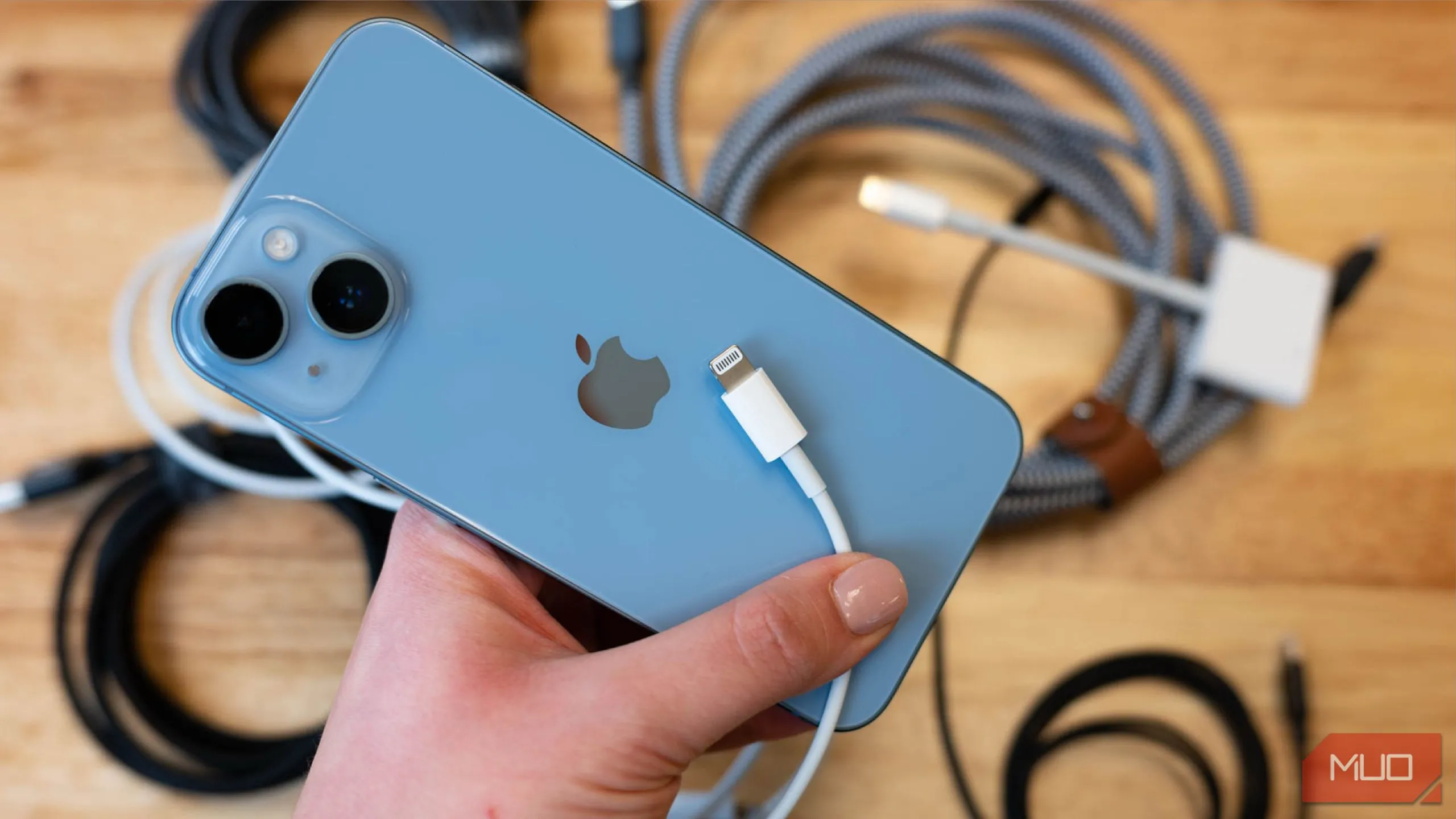 iPhone 13 cùng cáp sạc Lightning, thể hiện sự hòa nhập của công nghệ sạc nhanh vào thói quen sử dụng điện thoại hàng ngày.