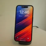 iPhone 14 Pro đang sạc trên bộ sạc UGreen chính hãng và an toàn