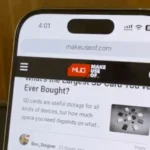 iPhone 16 Pro cuộn trang tự động trên website MakeUseOf, minh họa phương pháp thử nghiệm pin trình duyệt Safari và Chrome.