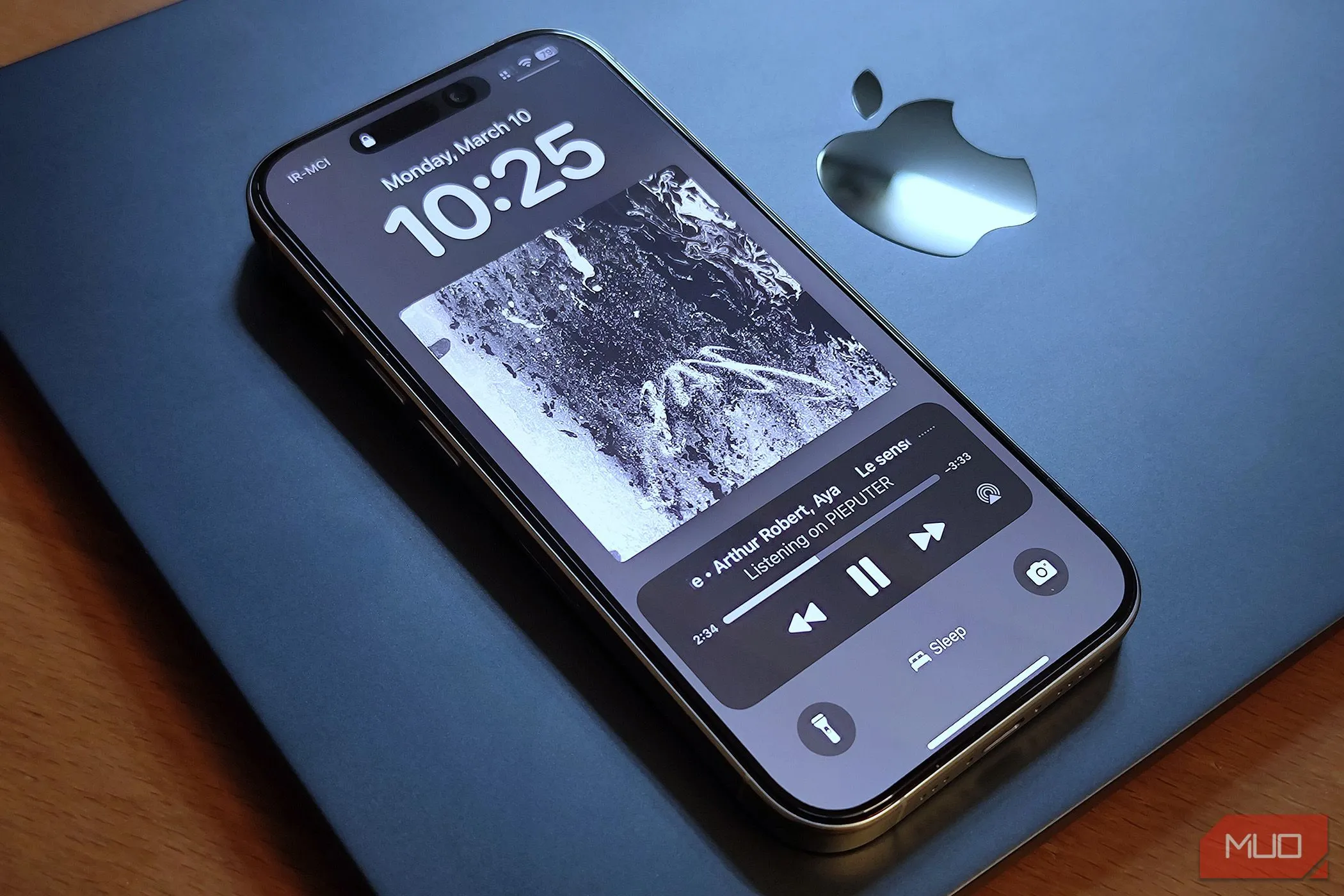 iPhone 16 Pro đặt trên MacBook Air, thể hiện sự kết hợp công nghệ