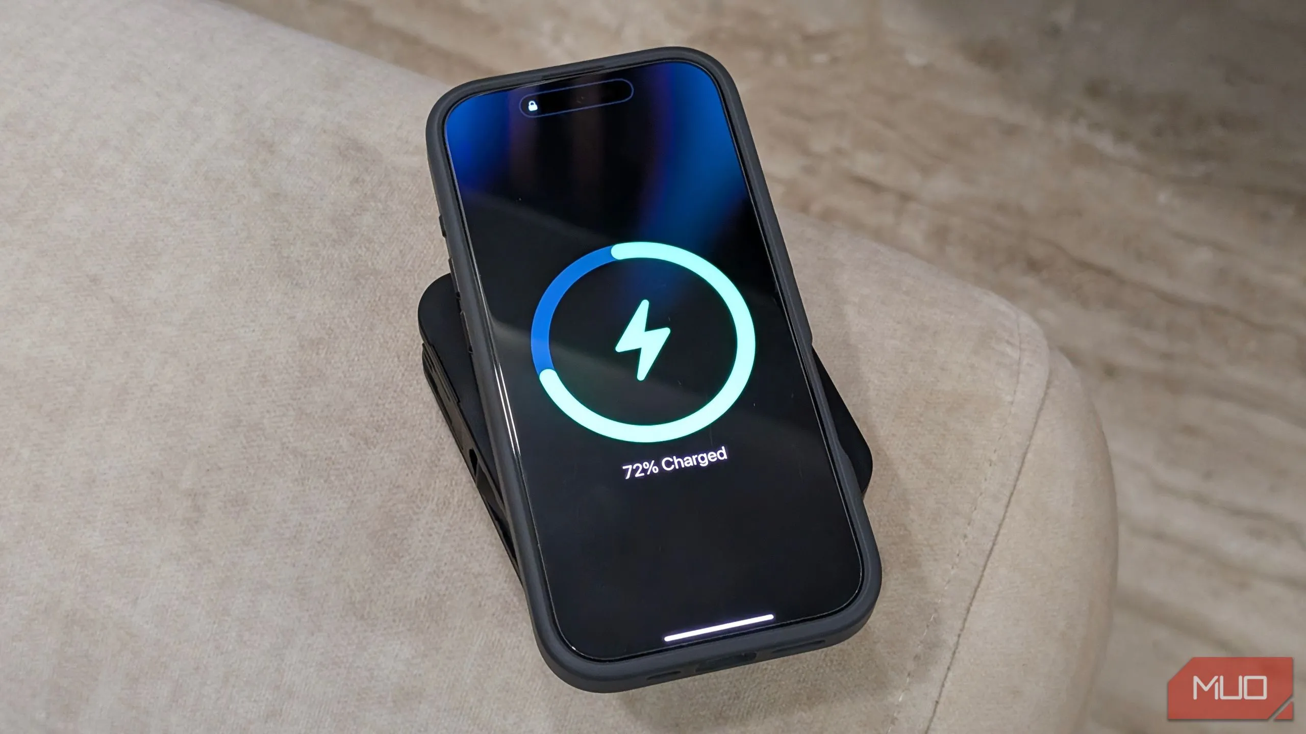 iPhone đang sạc không dây MagSafe trên InfinaCore P3 Pro, cho thấy khả năng tương thích Qi2