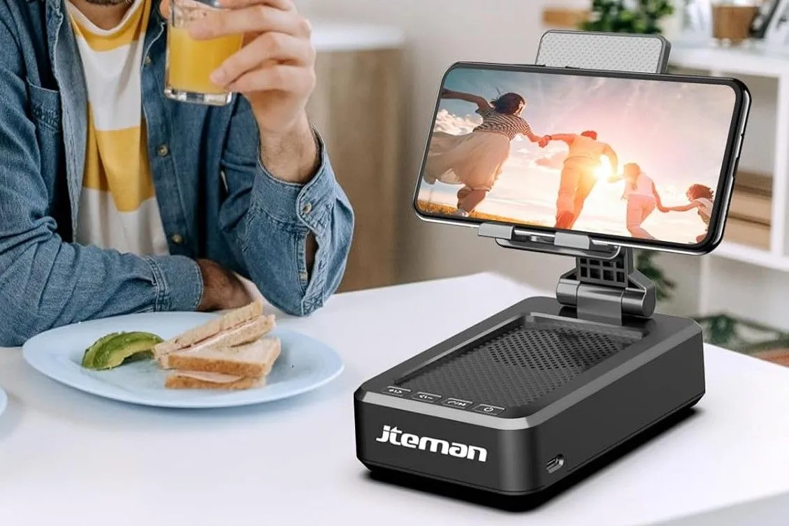 iPhone đặt trên dock loa màu trắng, biểu tượng cho việc nâng cấp một loa thông thường thành loa thông minh tích hợp trợ lý ảo