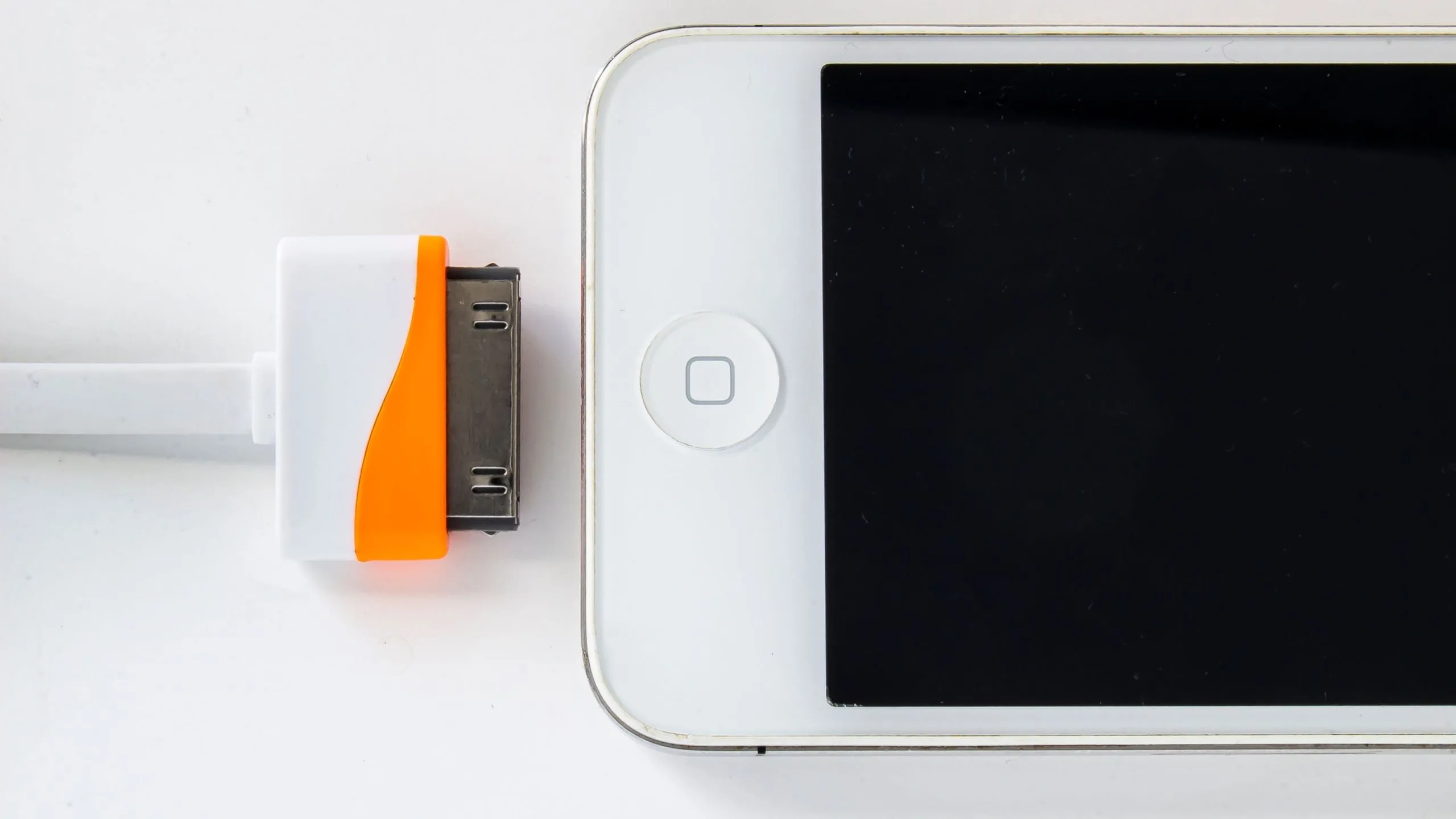 iPhone đời đầu với cáp sạc 30 chân và cổng USB-A, phụ kiện sạc pin iPhone cổ điển