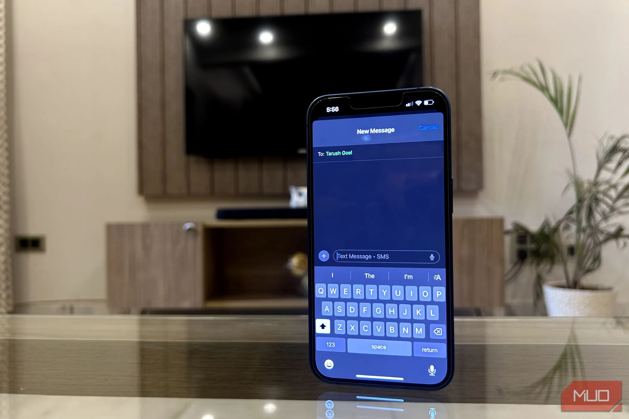 iPhone hiển thị ứng dụng Tin nhắn, gợi nhớ về thời kỳ SMS và sự phát triển của RCS.