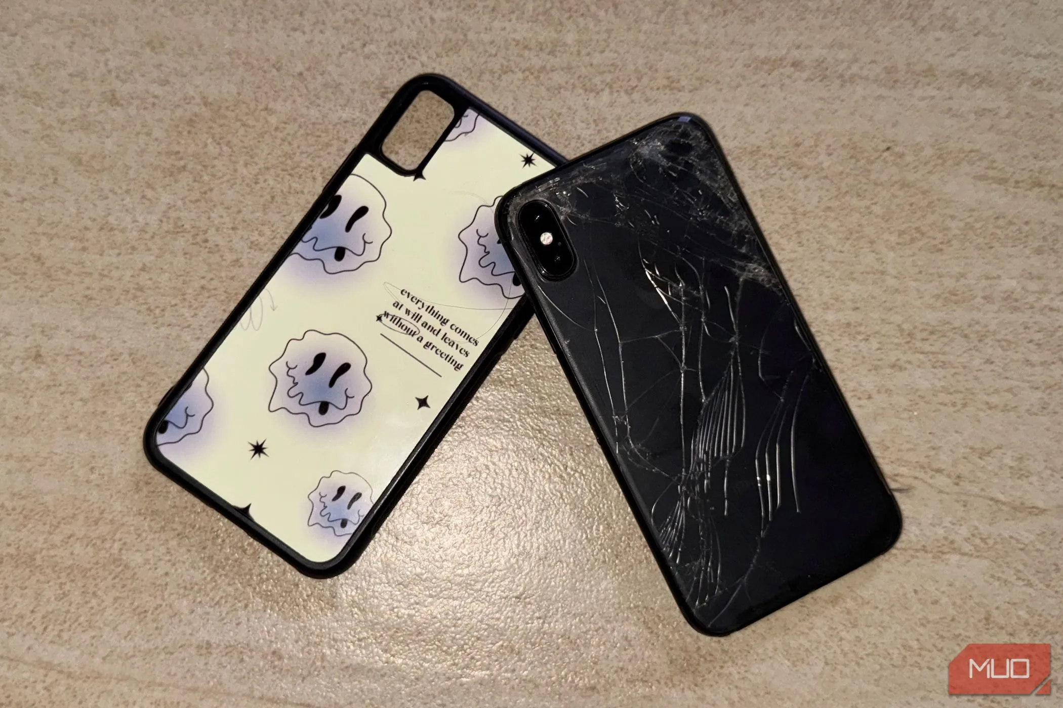 iPhone X với mặt lưng kính bị nứt vỡ, minh họa nhược điểm mặt lưng kính.