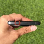 IR Blaster là gì: Hình ảnh cảm biến hồng ngoại (IR Blaster) trên cạnh trên của điện thoại OnePlus 13