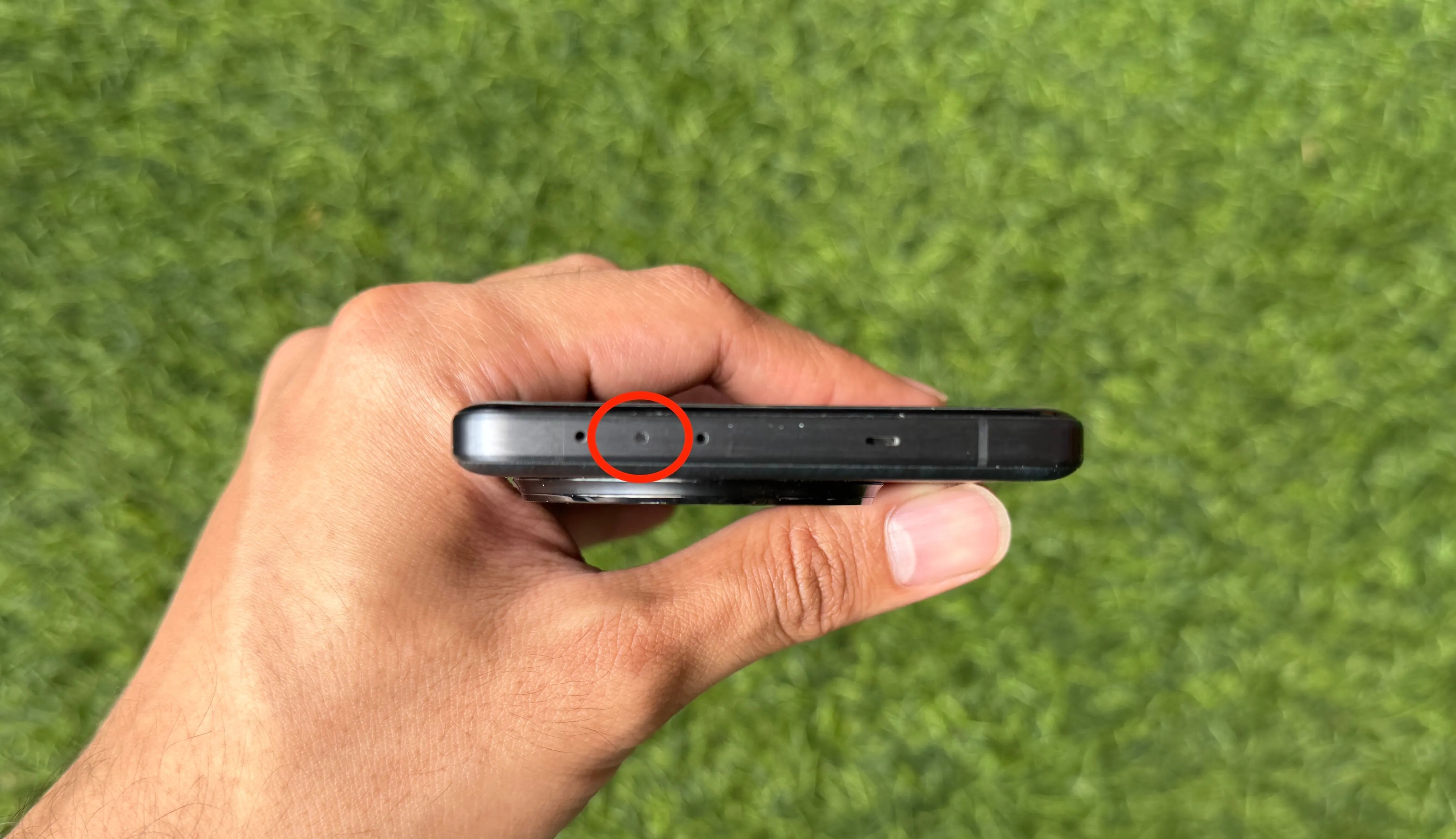 IR Blaster là gì: Hình ảnh cảm biến hồng ngoại (IR Blaster) trên cạnh trên của điện thoại OnePlus 13