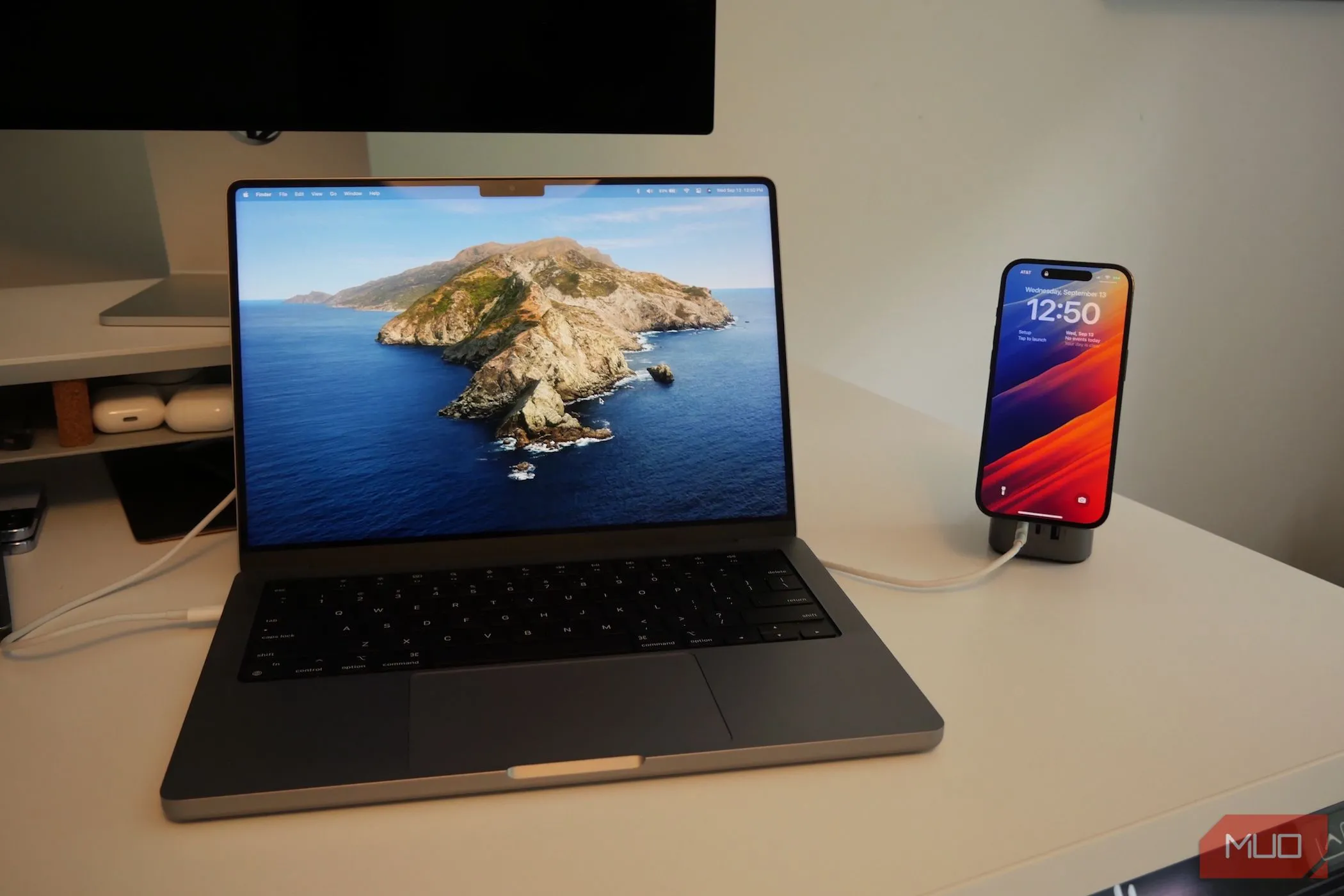 Kết nối iPhone đang sạc với MacBook để phát âm thanh, biến iPhone thành loa ngoài cải thiện trải nghiệm nghe nhạc