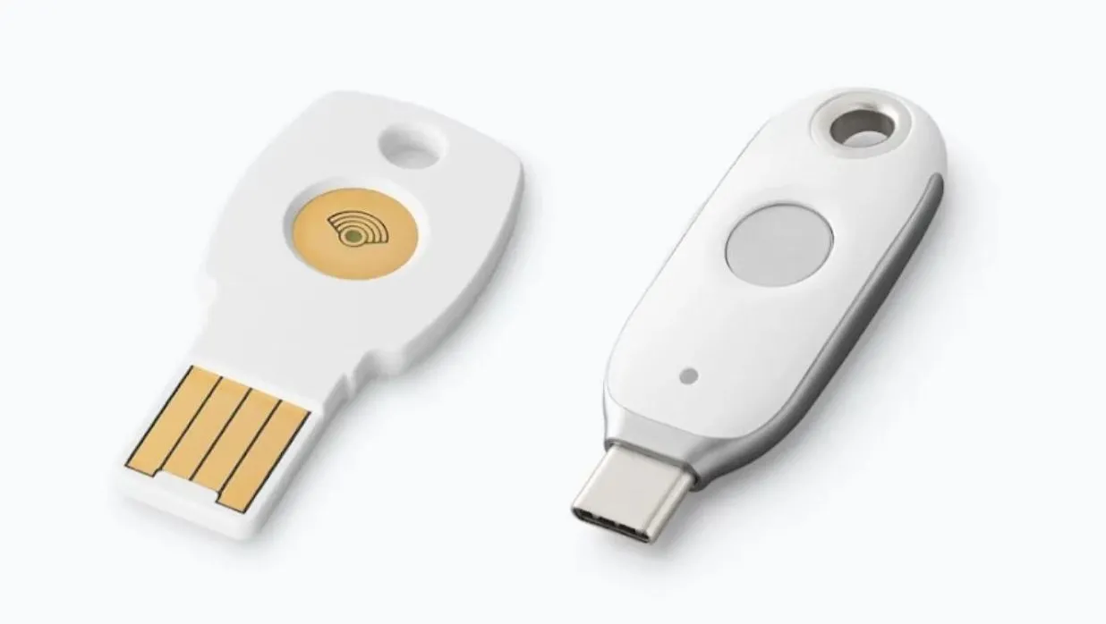 Khóa bảo mật Google Titan, minh họa cho thiết bị bảo mật hoạt động độc lập không cần kết nối điện thoại.