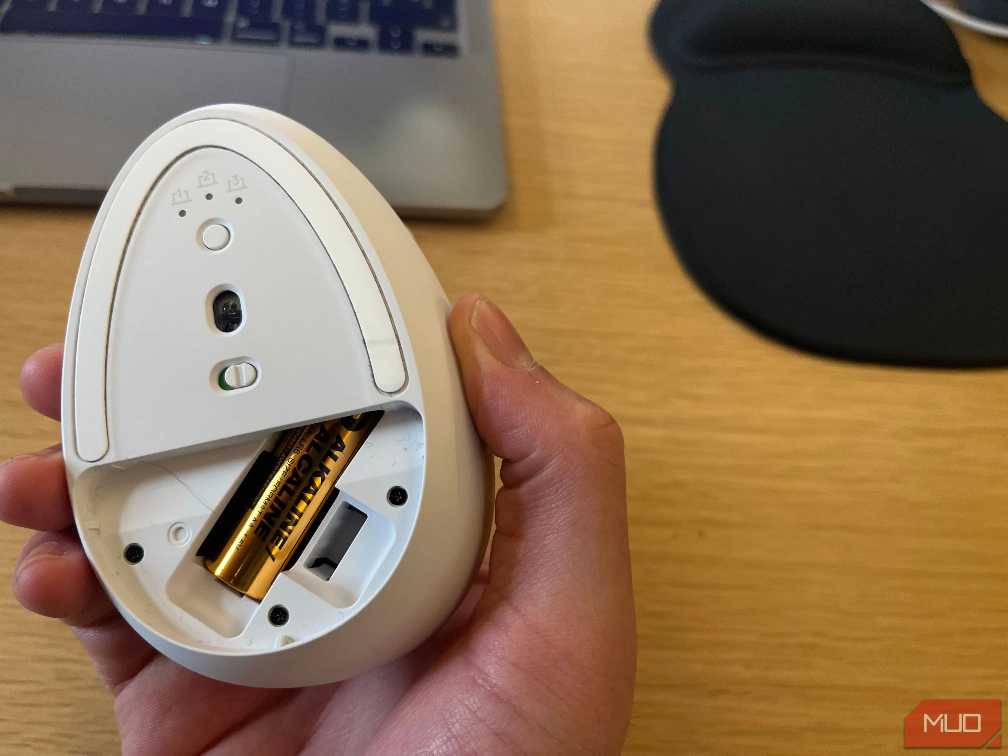 Khoang chứa pin AA có thể thay thế bên trong chuột không dây
