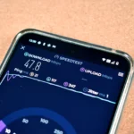 Kiểm tra tốc độ internet bằng ứng dụng Ookla Speedtest trên điện thoại thông minh để đánh giá hiệu suất Wi-Fi