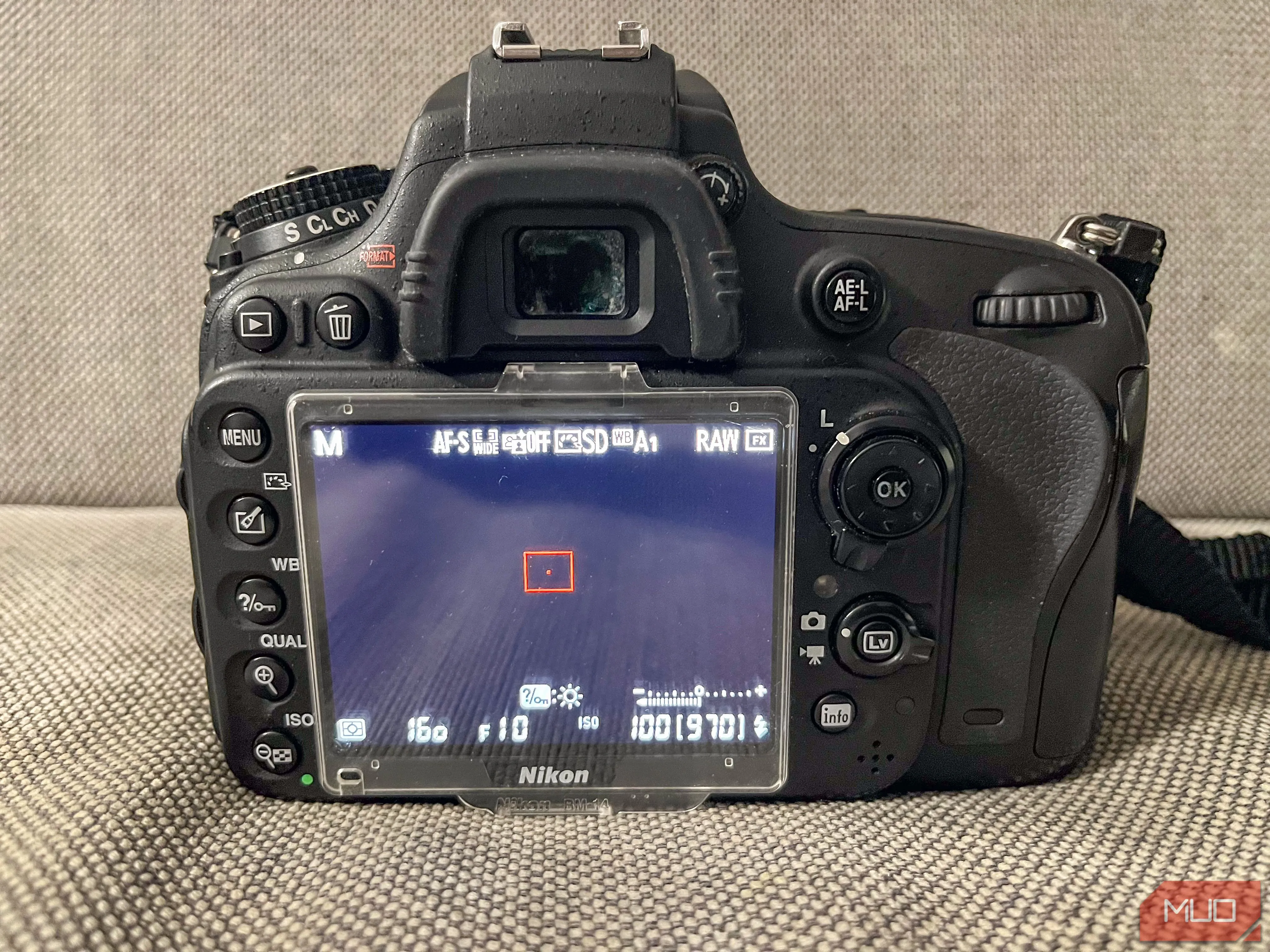 Kính ngắm quang học (OVF) của máy ảnh DSLR, mang lại trải nghiệm xem chân thực và kết nối tốt hơn với cảnh vật