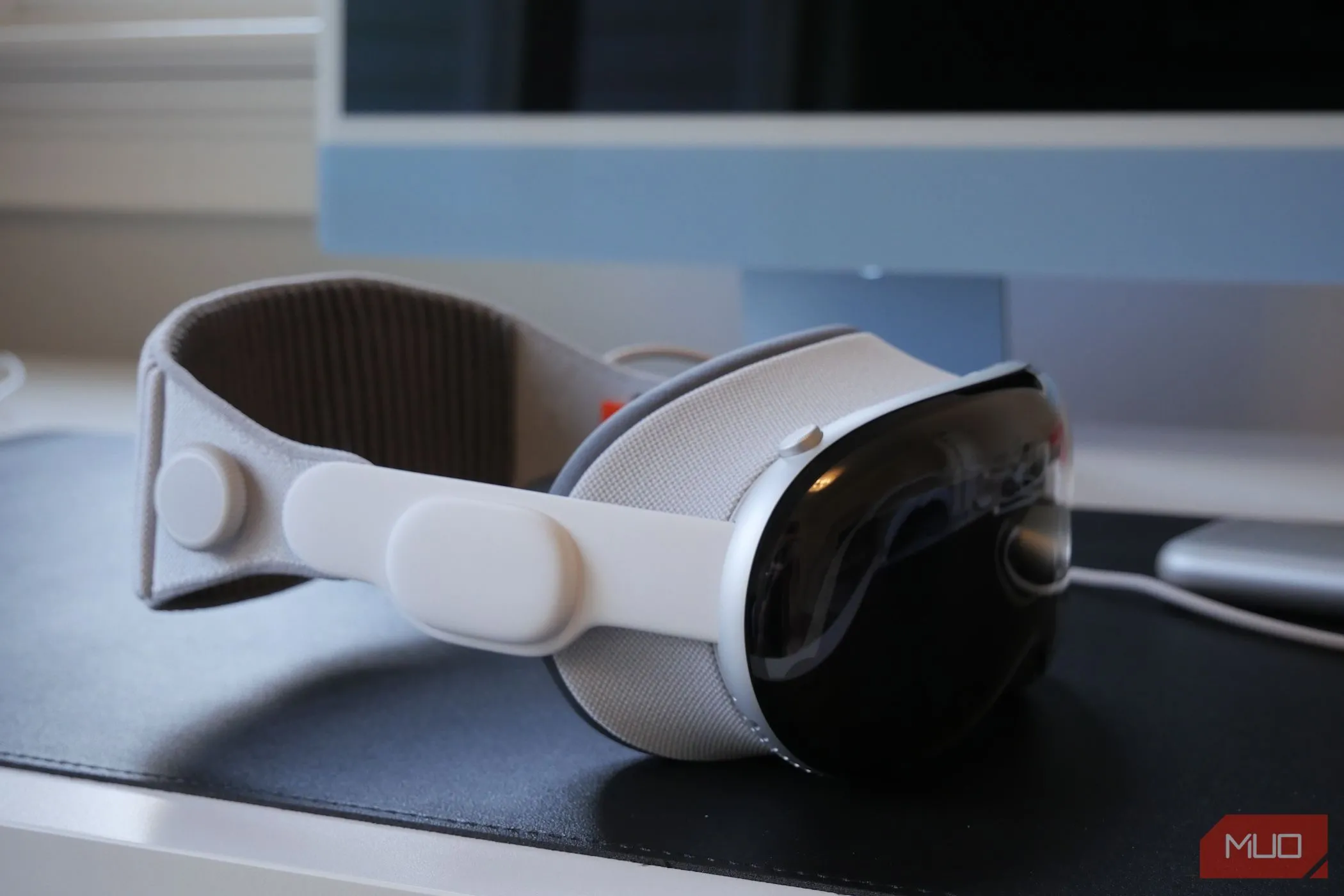 Kính thực tế hỗn hợp Apple Vision Pro đặt trên bàn làm việc, biểu tượng cho sản phẩm công nghệ đắt đỏ chưa tìm thấy &quot;tính năng sát thủ&quot; và khó phổ biến.