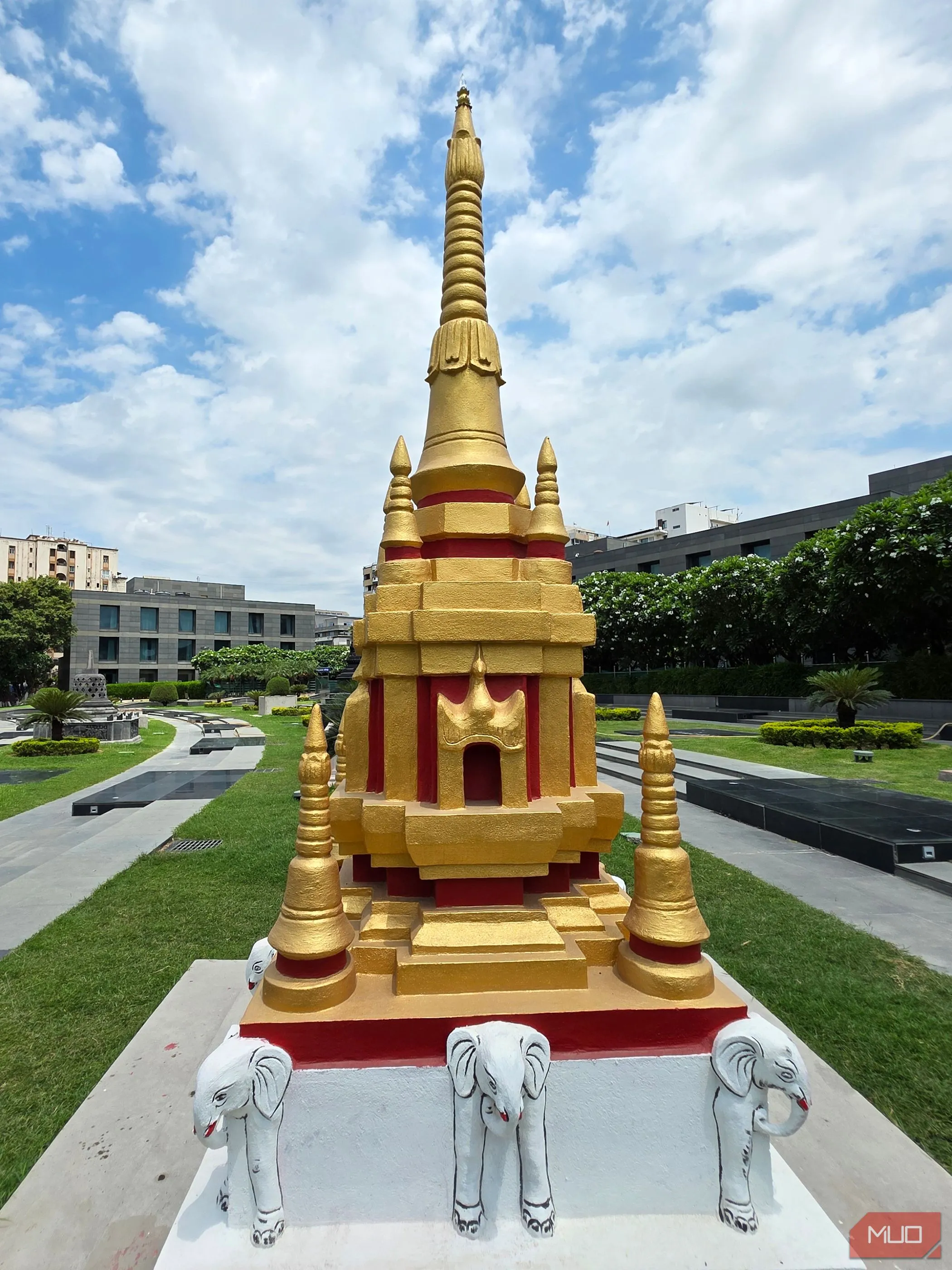 Kỹ thuật chụp kiến trúc cao tầng theo chiều dọc bằng ống kính góc siêu rộng, thể hiện rõ quy mô