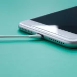 Làm sạch cổng sạc điện thoại Samsung bị ẩm bằng tăm bông