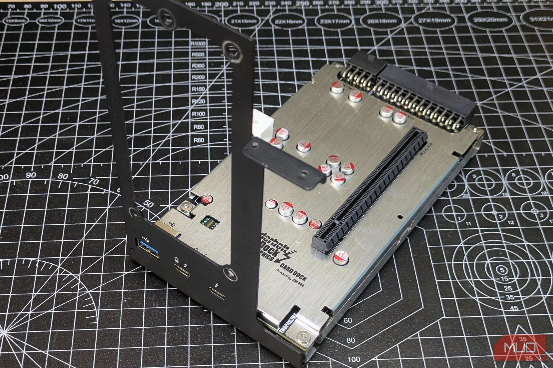 Lắp khung gắn vào dock eGPU