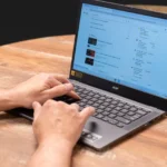 Laptop Acer Chromebook đang được sử dụng, minh họa tác động giá tăng