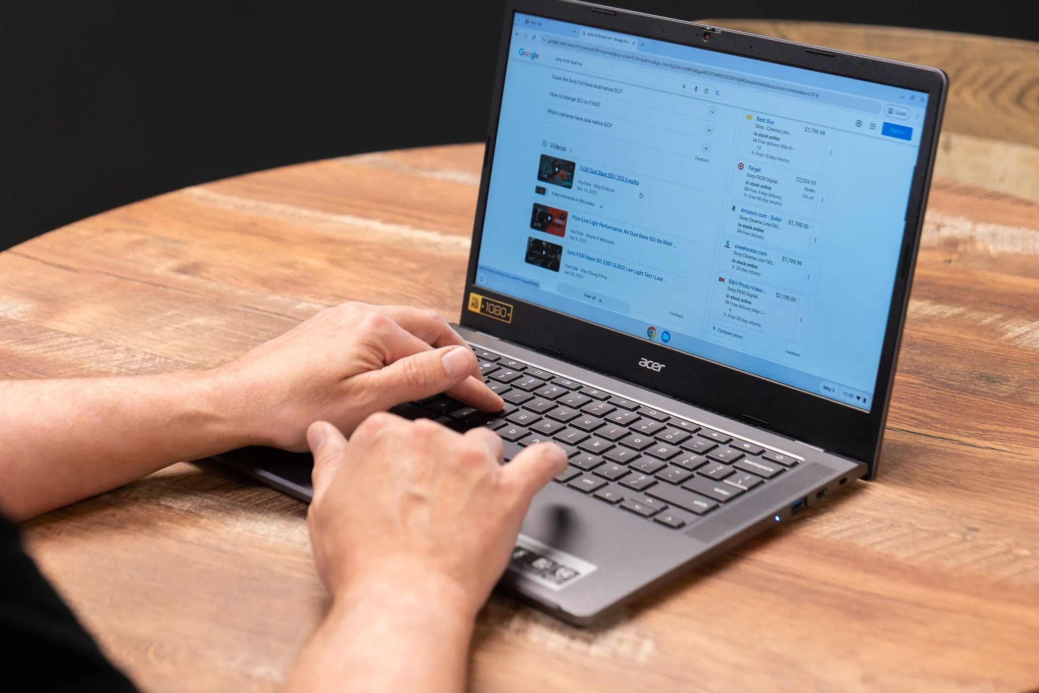 Laptop Acer Chromebook đang được sử dụng, minh họa tác động giá tăng
