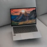 Laptop ASUS Zenbook S 13 OLED với màn hình đang hiển thị rõ nét, minh họa chất lượng hiển thị OLED và nguy cơ lưu ảnh.