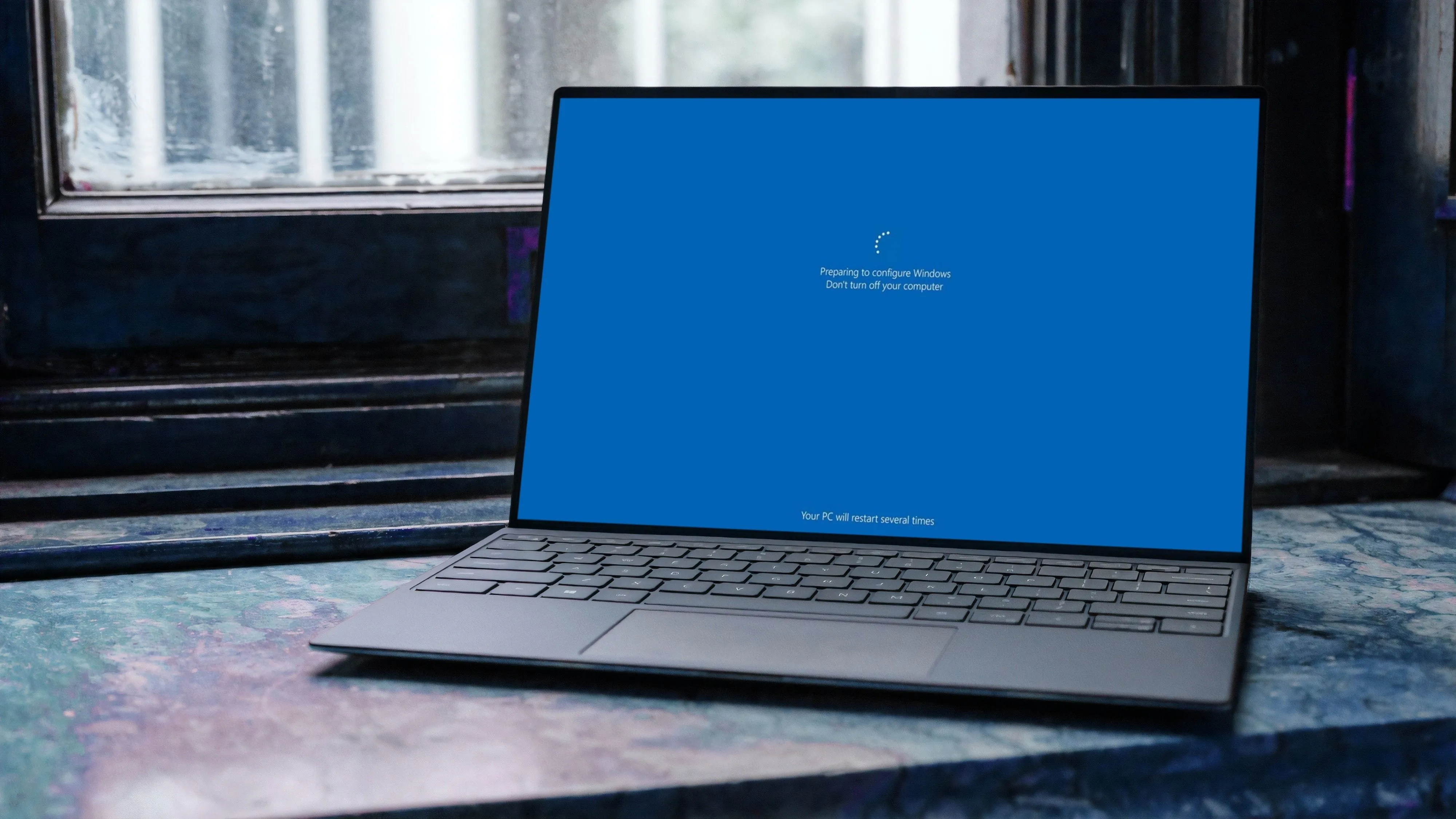Laptop chạy Windows 11 đang cài đặt các bản cập nhật hệ thống mới nhất
