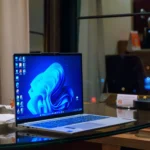Laptop chạy Windows với các biểu tượng trên màn hình nền, thể hiện giao diện máy tính bị gắn watermark Windows 11