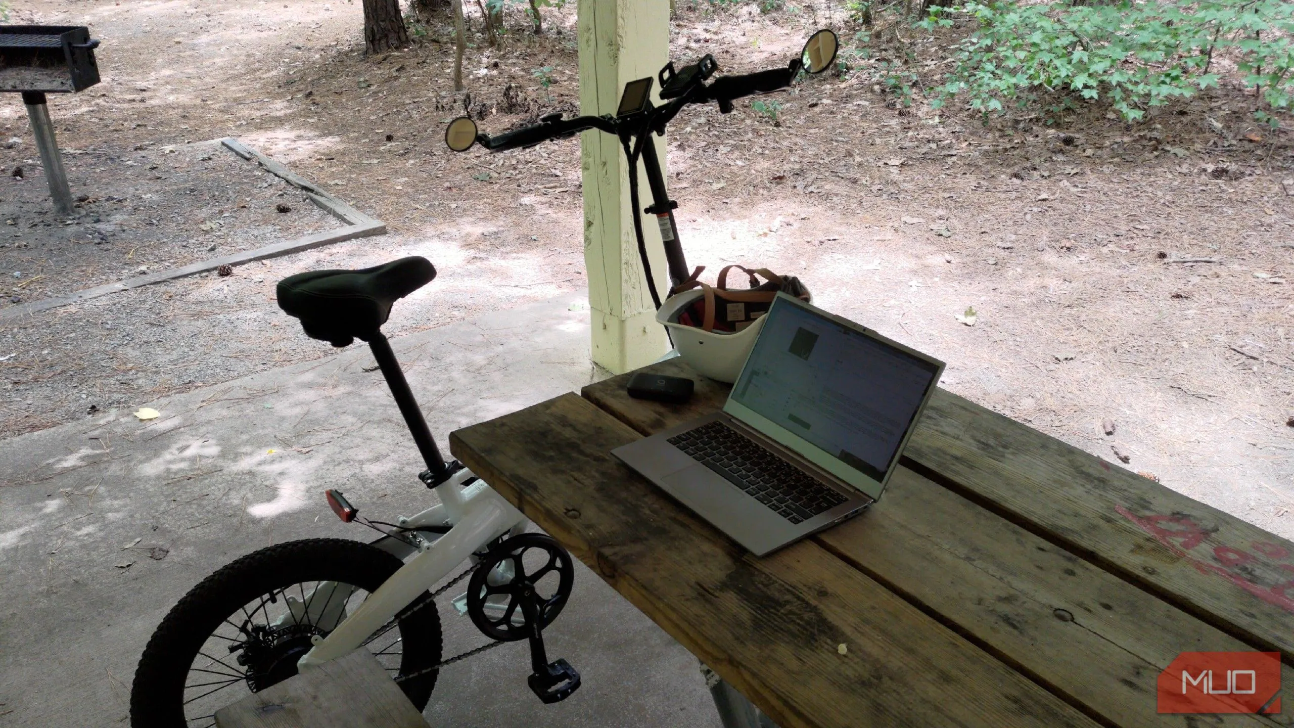 Laptop Clevo không thương hiệu đặt cạnh xe đạp điện Lectric ebike