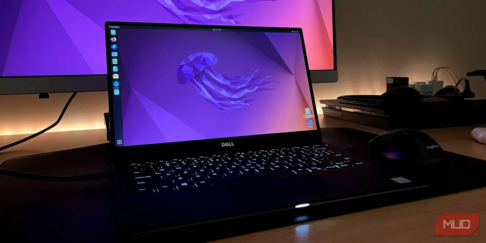 Laptop Dell XPS 13 đang chạy hệ điều hành Ubuntu, minh họa khả năng tùy biến và đa dạng của các bản phân phối Linux.