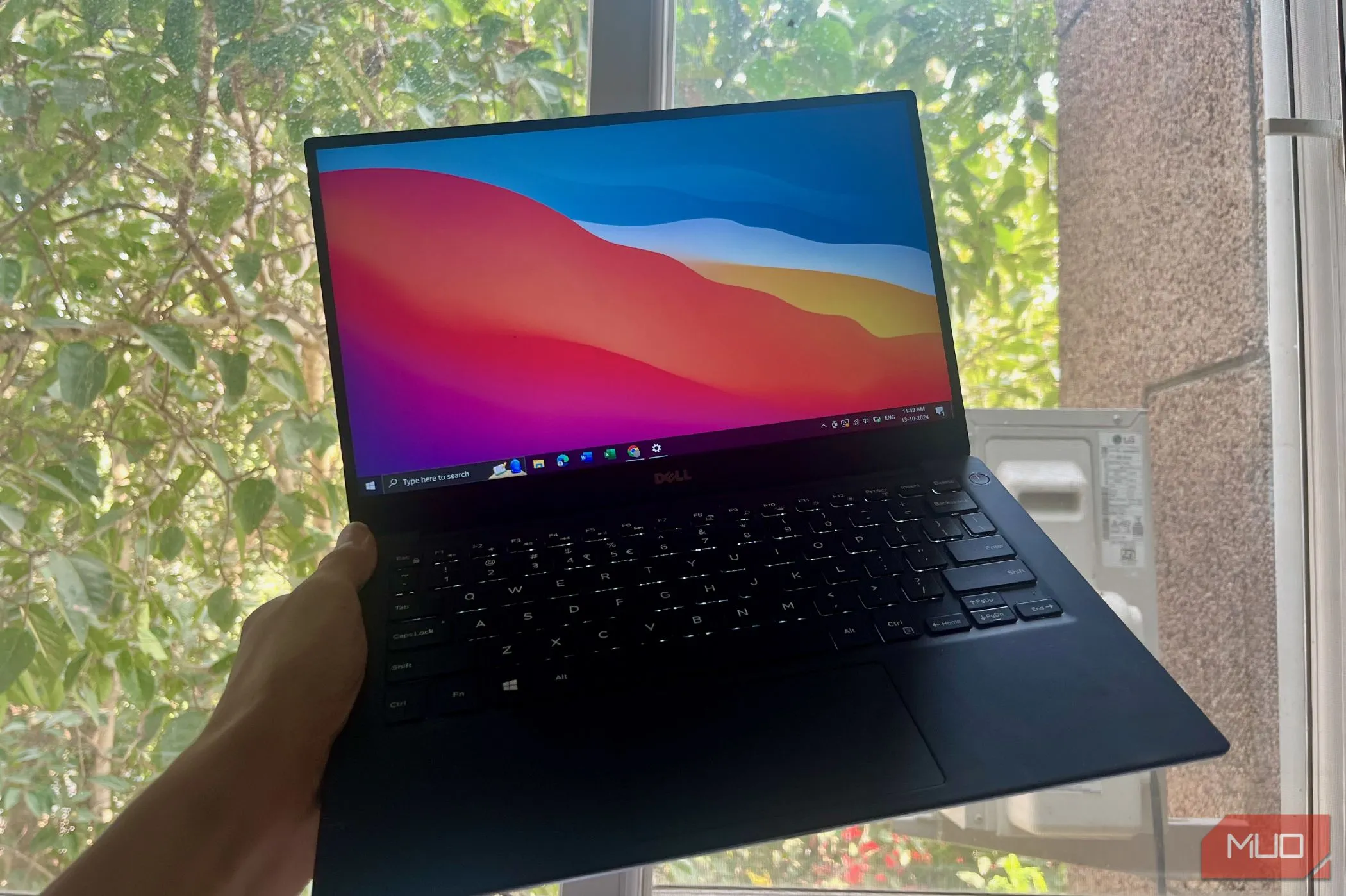 Laptop Dell XPS 13 đang chạy hệ điều hành Windows 10, cho thấy khả năng tương thích và trải nghiệm ổn định trên thiết bị hiện đại