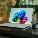 Laptop Dell XPS 13 trang bị chip Snapdragon X Elite trên bàn làm việc