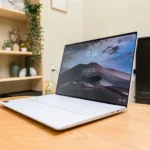 Laptop Dell XPS 14 9440 chạy Windows đặt trên bàn, minh họa sự đa dạng phần cứng của hệ điều hành này.
