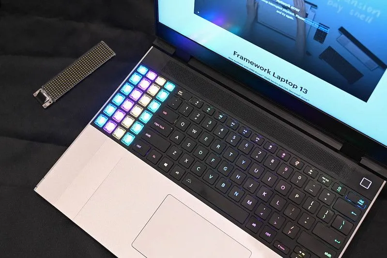 Laptop Framework trưng bày tại CES 2024, minh họa thiết kế module và các cổng USB-C linh hoạt có thể thay thế.