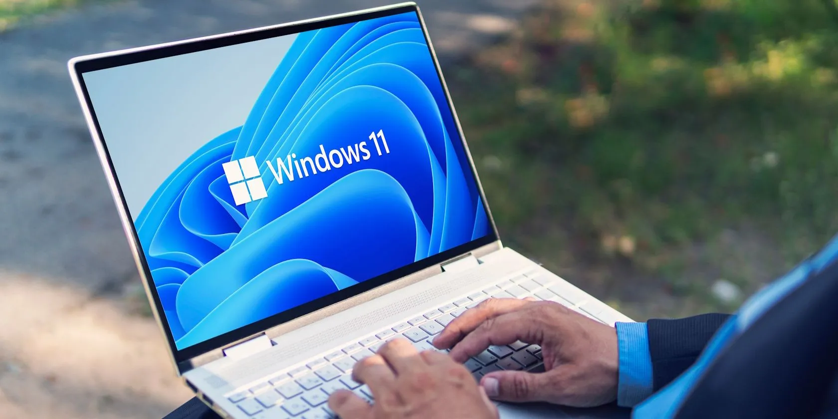 Laptop hiển thị logo Windows 11 sáng rõ trên màn hình đen, biểu tượng cho hệ điều hành phổ biến và cập nhật, liên quan đến hiệu suất hệ thống.