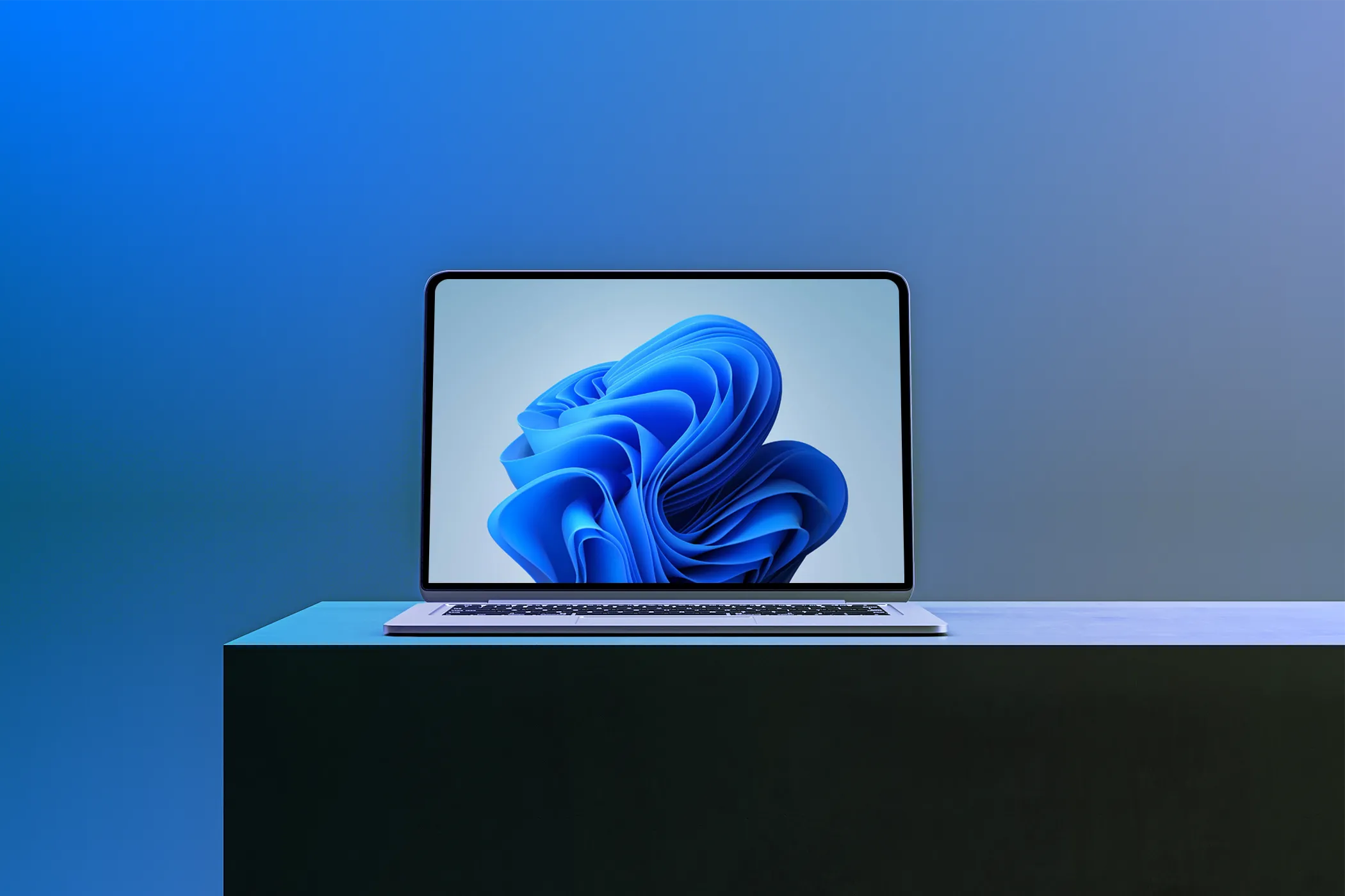Laptop hiển thị màn hình Windows 11 sắc nét, minh họa tầm quan trọng của độ phân giải cao.